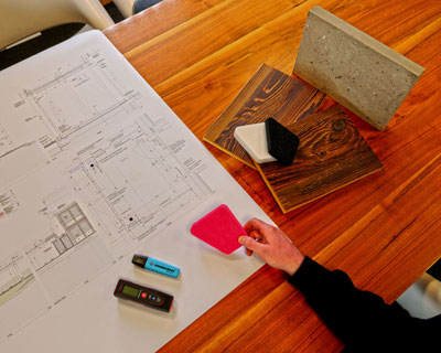 Bilder von Objekten oder Projekten, die durch die zomo-form realisiert wurden. Hierzu gehören Küchen, Innenausbauten, Ladenbau-Projekte und Brandschutztüren.